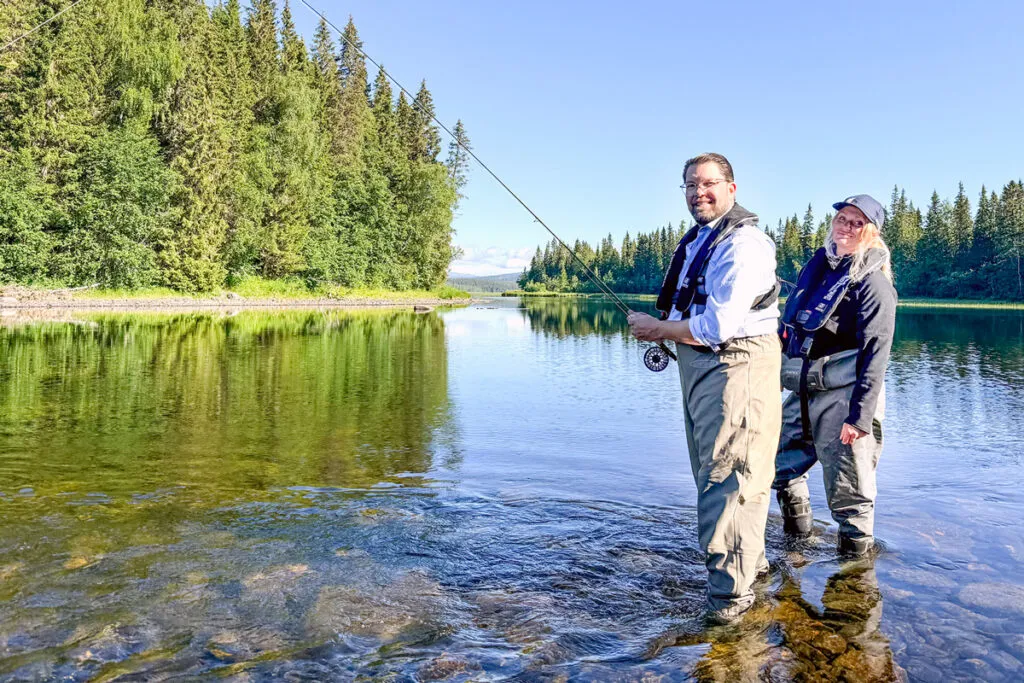 Åkesson öppnar för mer fiskvägar och fisk efter träff med Sportfiskarna!