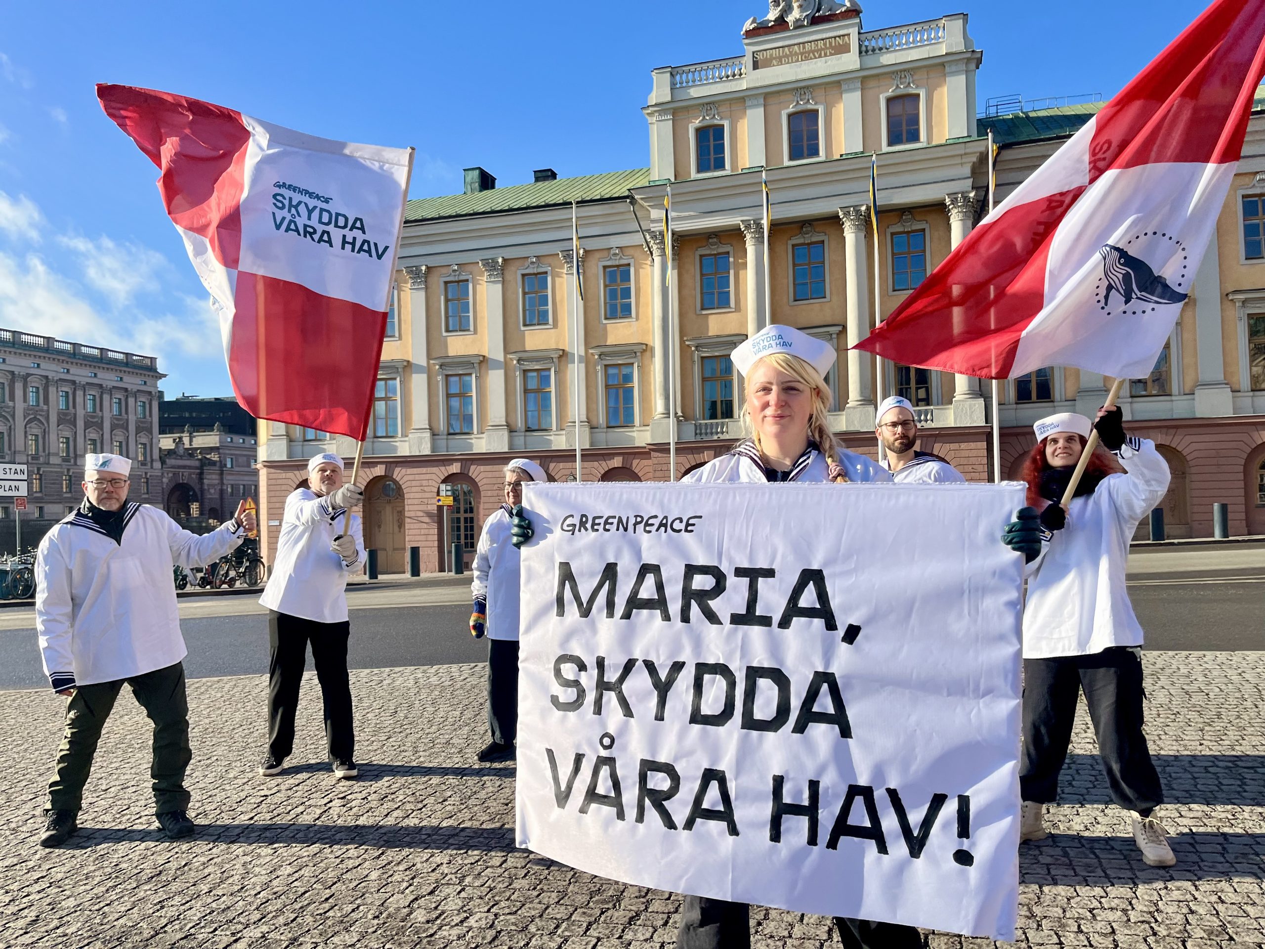 Aktivister från Greenpeace utanför Utrikesdepartementet uppmanar till snabb ratificering av det globala havsavtalet. © Ludvig Tillman/Greenpeace